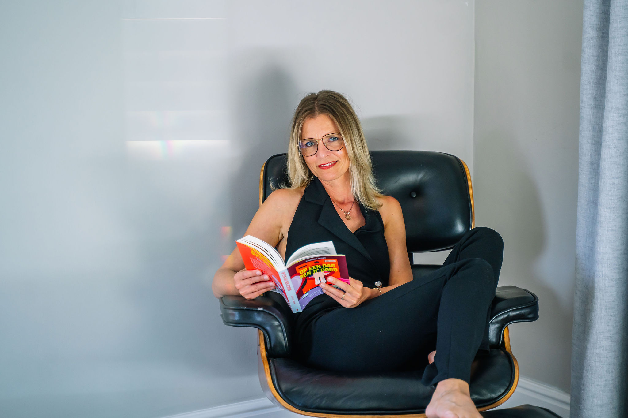 Vanessa in de zetel met boek